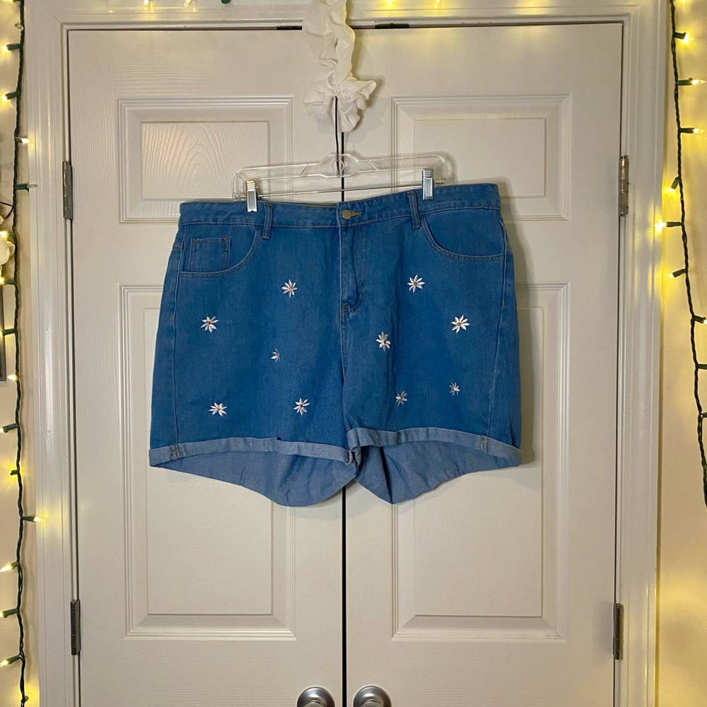 High waist shorts with daisies by SHEIN - Size 18